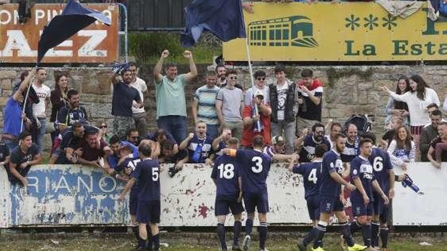 Los jugadores del Marino celebran el gol de Cayarga, el segundo del partido contra el San Ignacio, en Miramar.