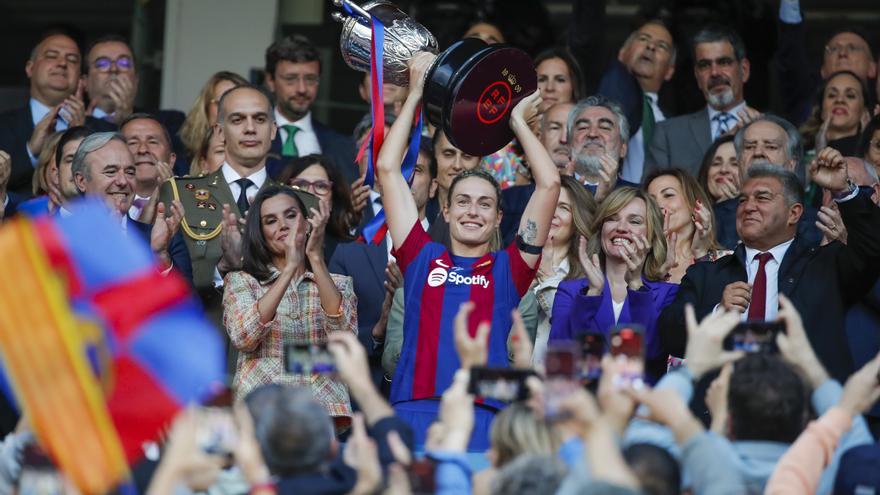 Las jugadoras del Barça se tuvieron que poner ellas mismas las medallas de campeonas