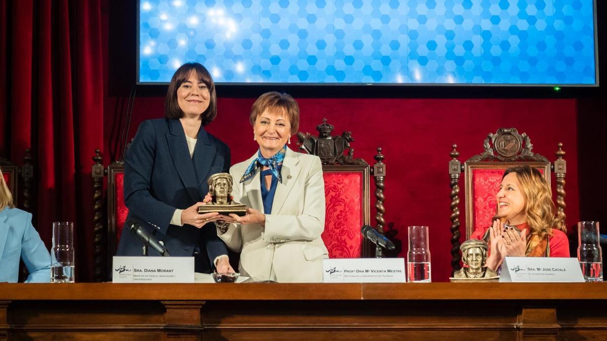 Diana Morant junto a la rectora de la UV Mavi Mestre y la alcaldesa de València María José Catalá.