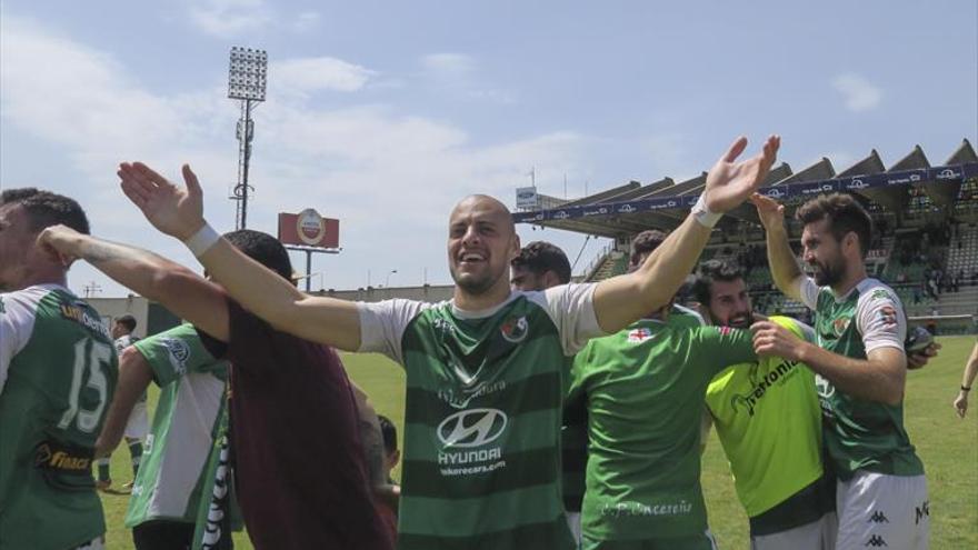 El Cacereño celebra el título en un domingo intenso por arriba