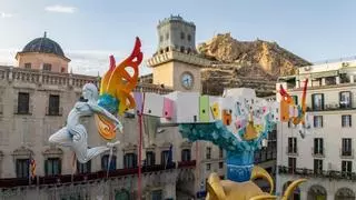 El remate de la Hoguera Oficial aterriza de imprevisto en la plaza del Ayuntamiento de Alicante