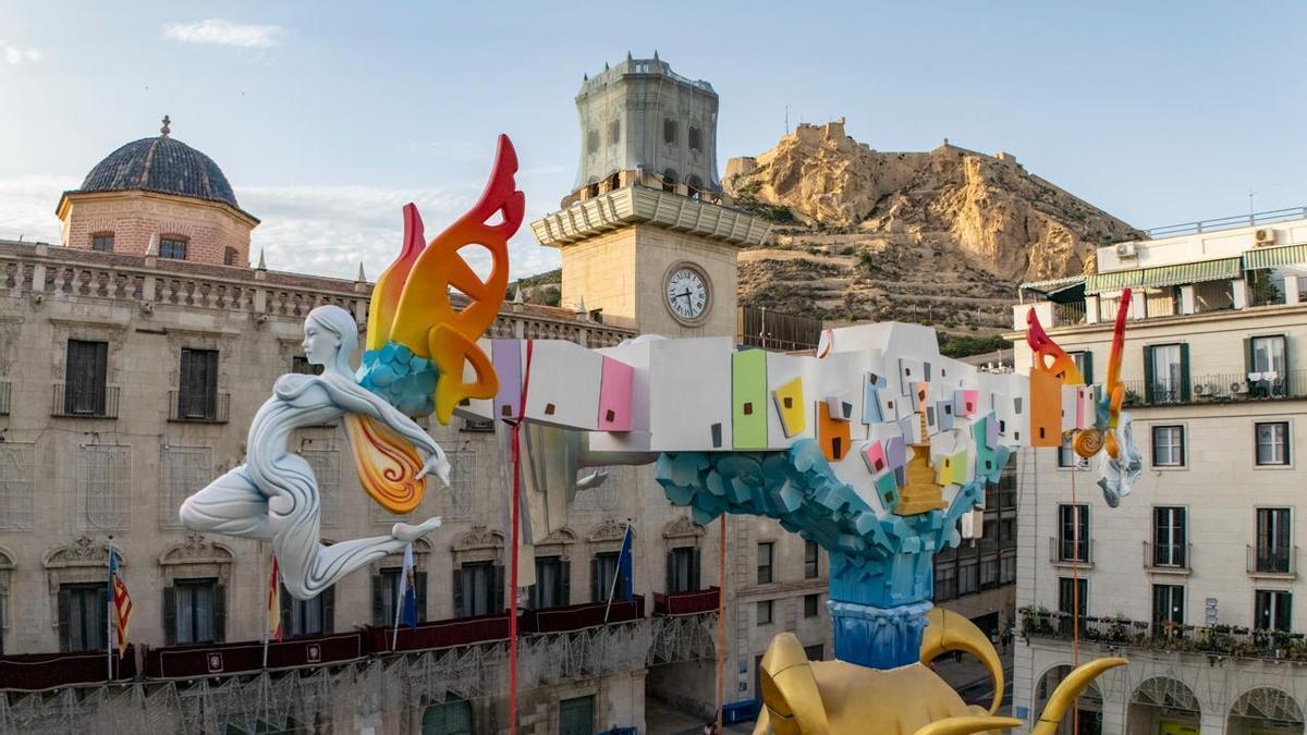 El remate de la Hoguera Oficial aterriza de imprevisto en la plaza del Ayuntamiento de Alicante