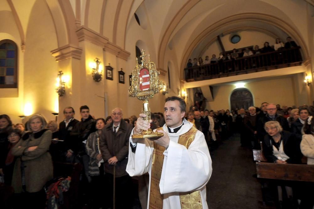 El arzobispo Jesús Sanz Montes  con las reliquias de los Beatos de Nembra