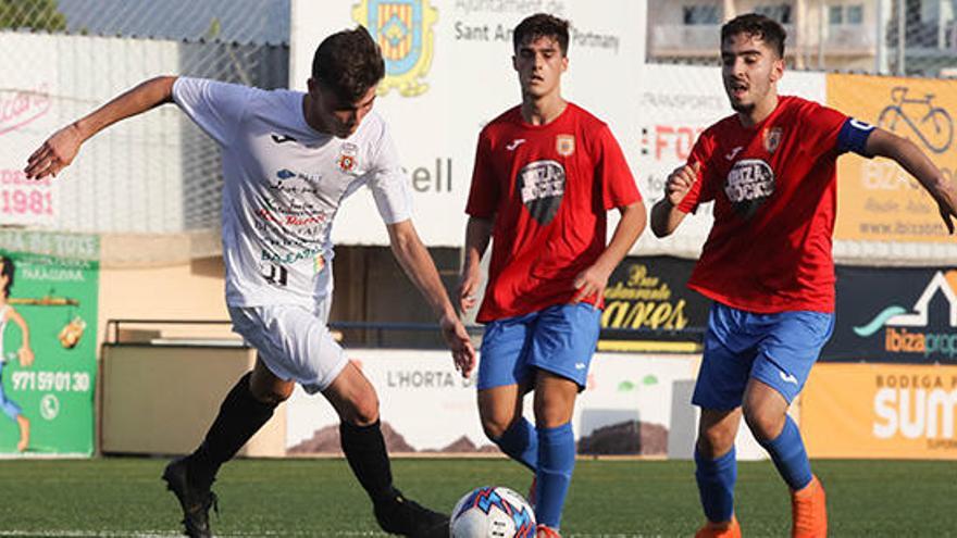 Un instante de un partido de fútbol de juveniles.