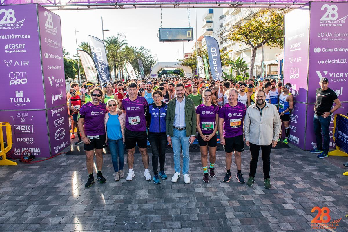 La presidenta Lourdes Vidal y las autoridades, antes del inicio de las pruebas en una edición anterior