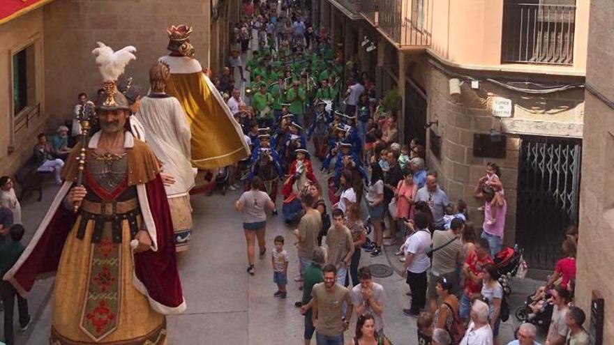 La cercavila posterior a l&#039;homenatge al Folc, que ha donat tret de sortida a la Festa Major de Solsona