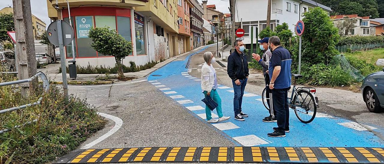 Miembros del PP en una visita al Camino Real en el nuevo tramo de prohibido hacia el colegio. |   // S.Á.