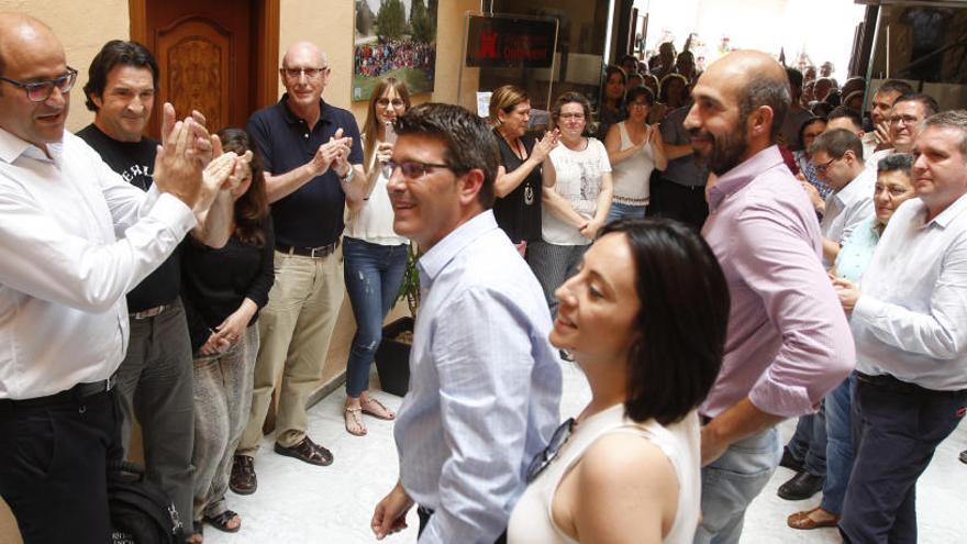 Jorge Rodríguez, en el centro, rodeado de colaboradores ayer en el Ayuntamiento de Ontinyent.