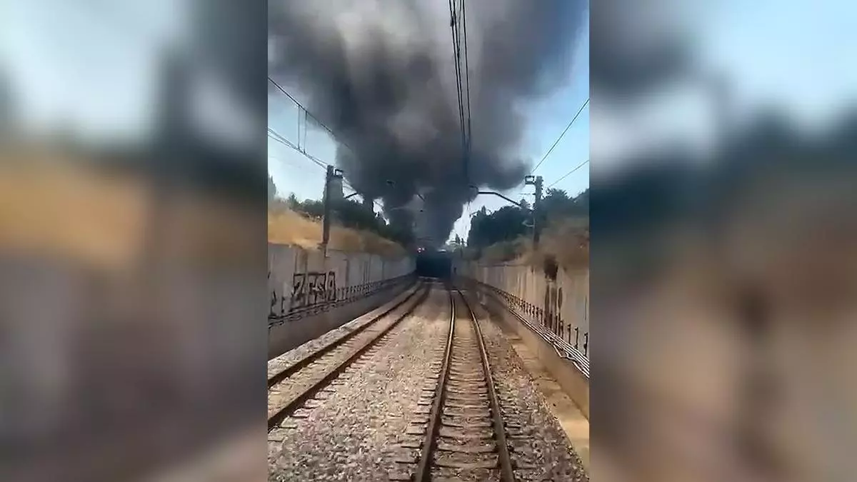 Un incendio en una finca cerca de Son Sardina obliga a cerrar el metro de Palma durante más de cuatro horas