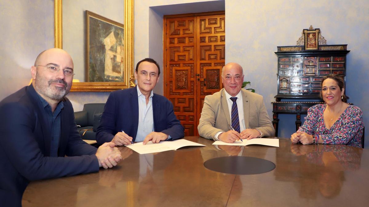 Renovación del convenio entre la UCO y la Diputación, con la asistencia del rector José Carlos Gómez Villamandos; el presidente de la Diputación, Antonio Ruiz y la delega de Cultura, Salud Navajas