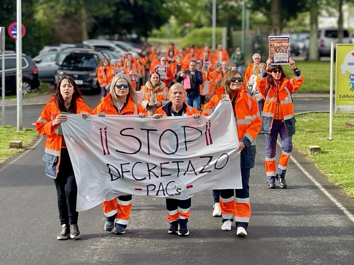 Protesta de trabajadores de los PAC de Galicia, ayer, frente a la Consellería de Sanidade.