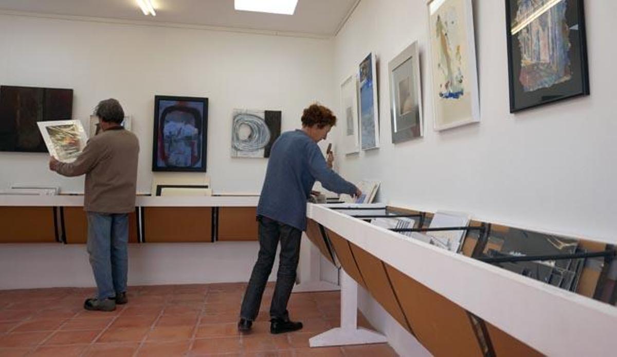 Fernando Jiménez y Bernadette Chapu ayer en la sala, terminando el montaje.