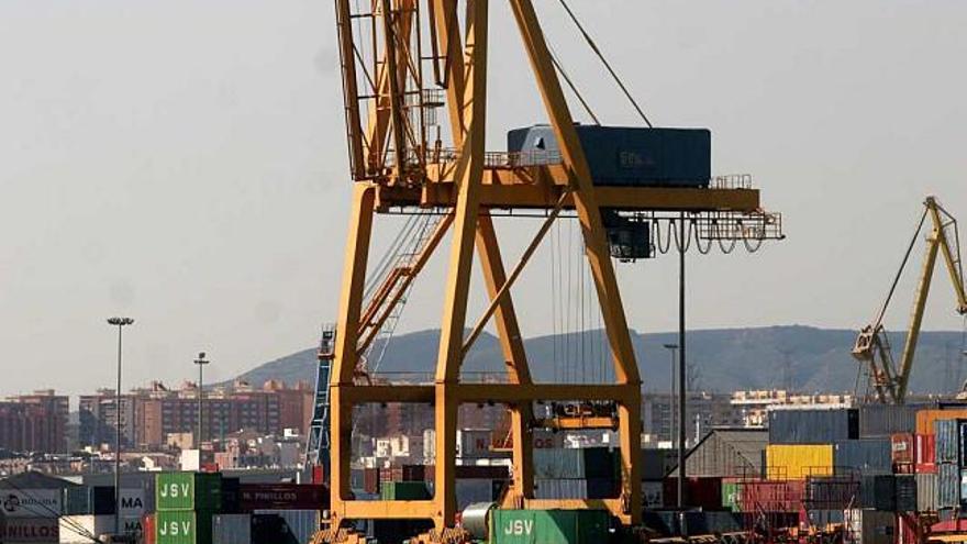 Una pequeña embarcación deportiva pasa junto a la terminal de contenedores del muelle 11 del Puerto de Alicante