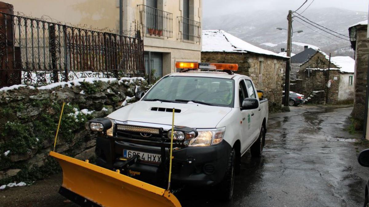 Limpieza de calles en Lubián con el vehículo municipal. | A. S. 