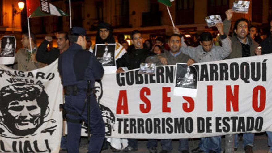 Manifestantes protestan en España contra la actuación marroquí.