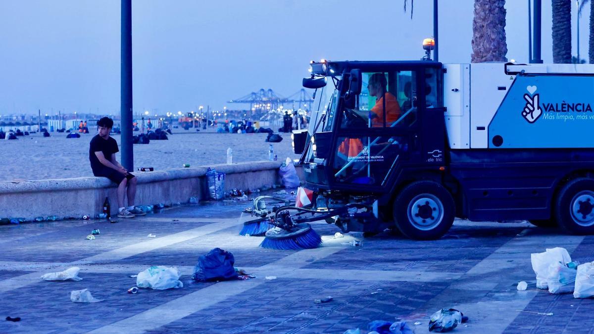 Limpieza tras la noche de San Juan en València.