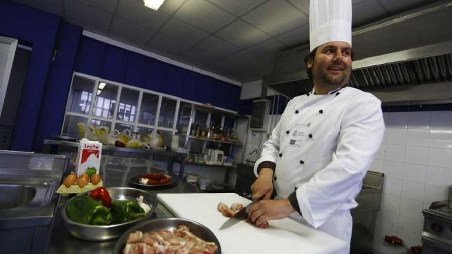 El cocinero Juan Manuel López prepara uno de los menús «anticrisis» en la Escuela Agroalimentaria de Luanco.