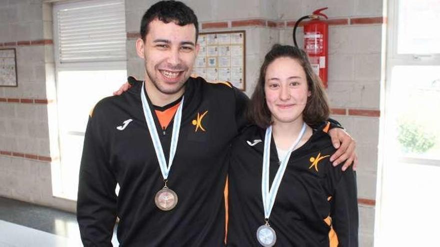 Campos y Porto posan con sus medallas tras el campeonato.