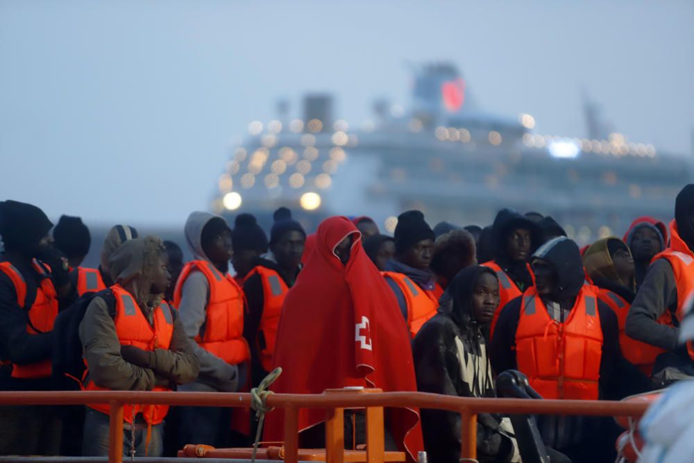 Llegan al puerto de Málaga 148 personas ...