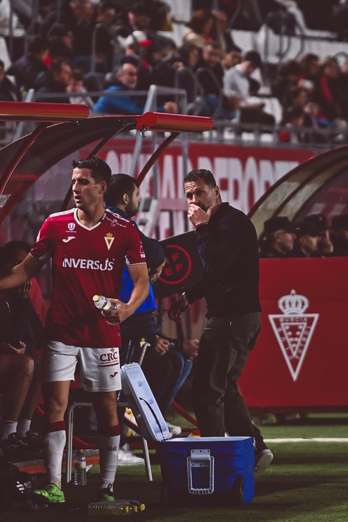 El técnico del Murcia, Curro Torres, dialoga con su segundo en el banquillo este miércoles, durante el Real Murcia 1-1 Marbella.
