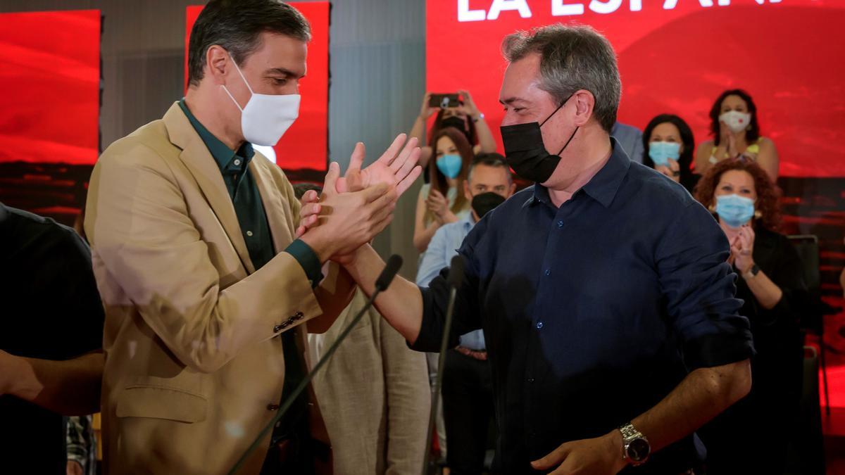 El presidente del Gobierno y secretario general del PSOE, Pedro Sánchez, con el candidato socialista a la Junta e inminente líder de la federación andaluza, Juan Espadas, este 17 de julio de 2021 en el hotel Barceló Renacimiento de Sevilla.