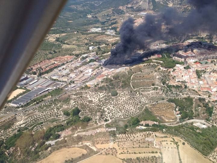 Vista aérea del incendio que ha arrasado una fábrica de colchones en Alcoy