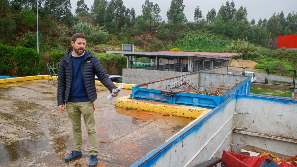 Samuel Lago, el pasado viernes en el punto limpio de Cambados