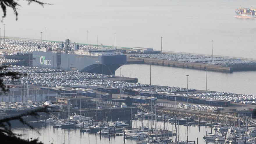 Vista ayer de otra jornada frenética en la terminal de Bouzas. De los 21.600 coches almacenados –incluidos los de las campas–, de la terminal partieron unos 6.500, en una jornada de “máxima actividad”. Los ro-ro “Auto Energy”, “Grande Texas” y “Auto Eco” se encargaron de su transporte.