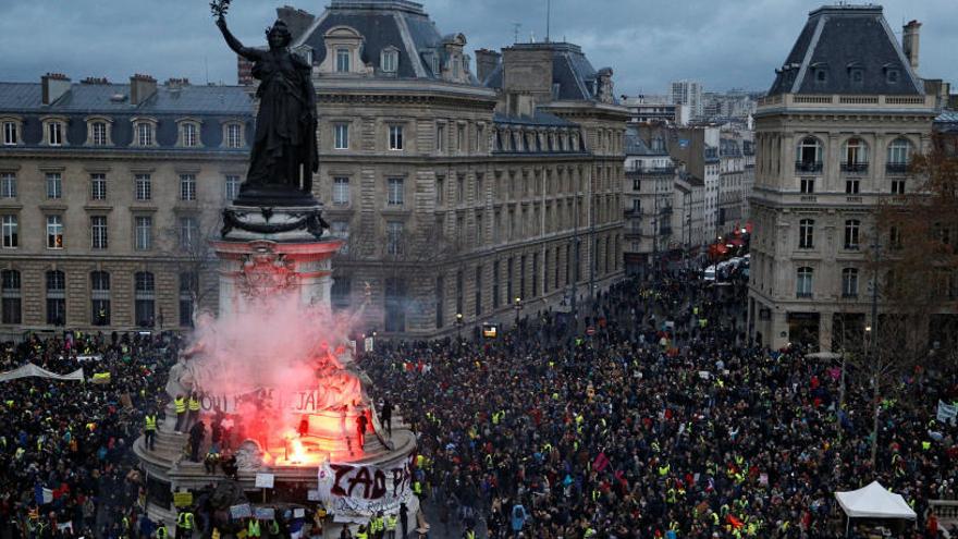 La Plaça de la República a París plena manifestants del col·lectiu dels &#039;armilles grogues&#039;