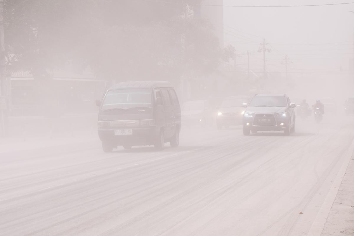 Los automóviles circulan por una carretera cubierta por cenizas de la erupción del volcán Monte MerapiÊ de Indonesia, en Magelang, provincia de Java Central.