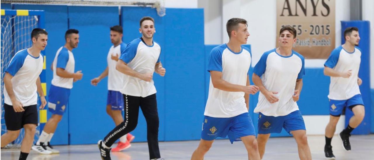 Els jugadors del Sarrià en un entrenament al pavelló de la UES.