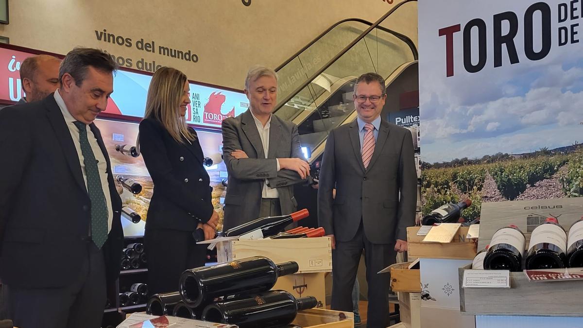 El consejero Gerardo Dueñas visita la tienda madrileña que promociona la DO Toro.