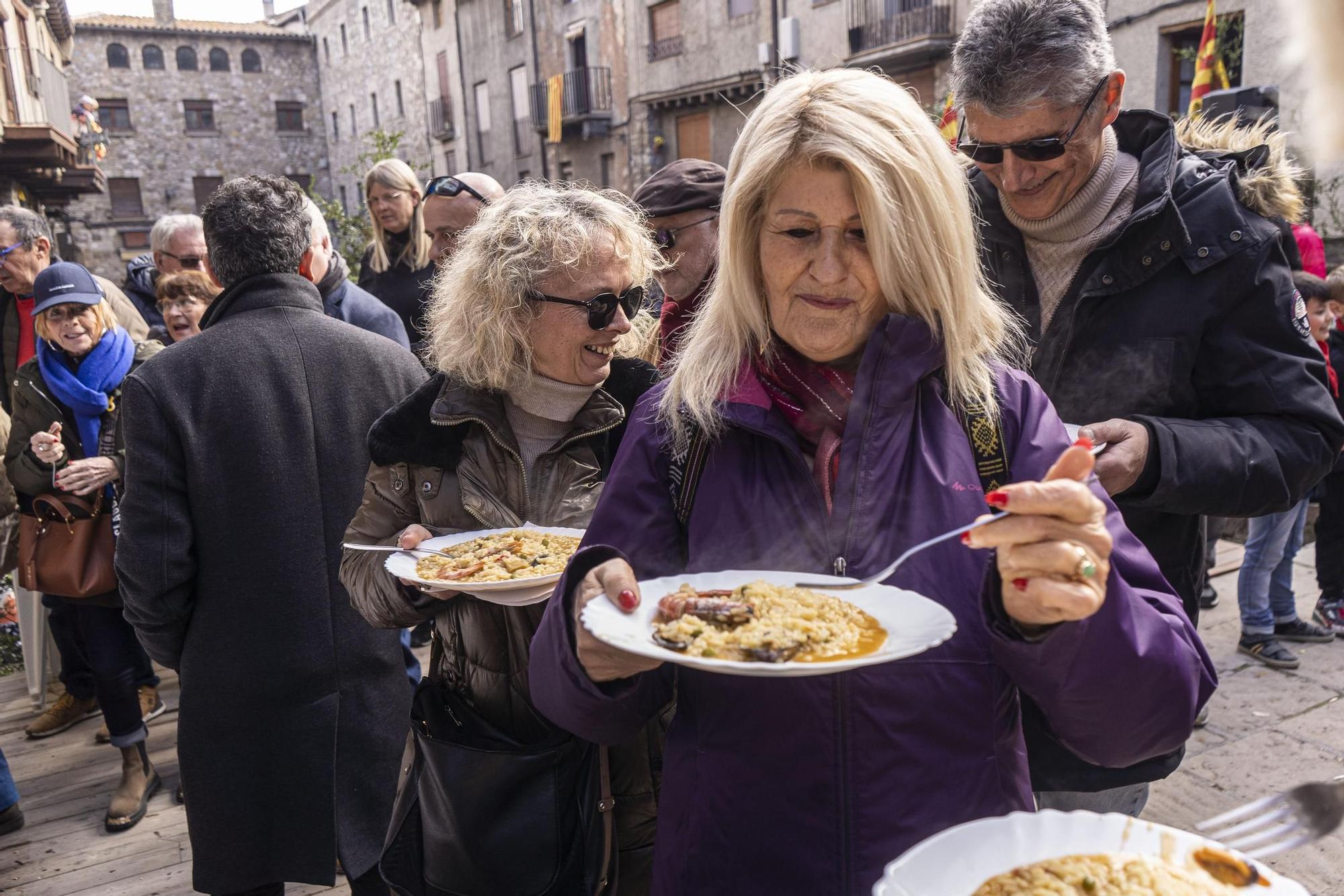 Bagà cuina el seu popular arròs per 2.500 persones