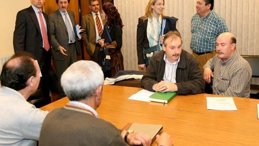 Negociadores del convenio de transporte momentos antes de la reunión de la tarde de ayer.