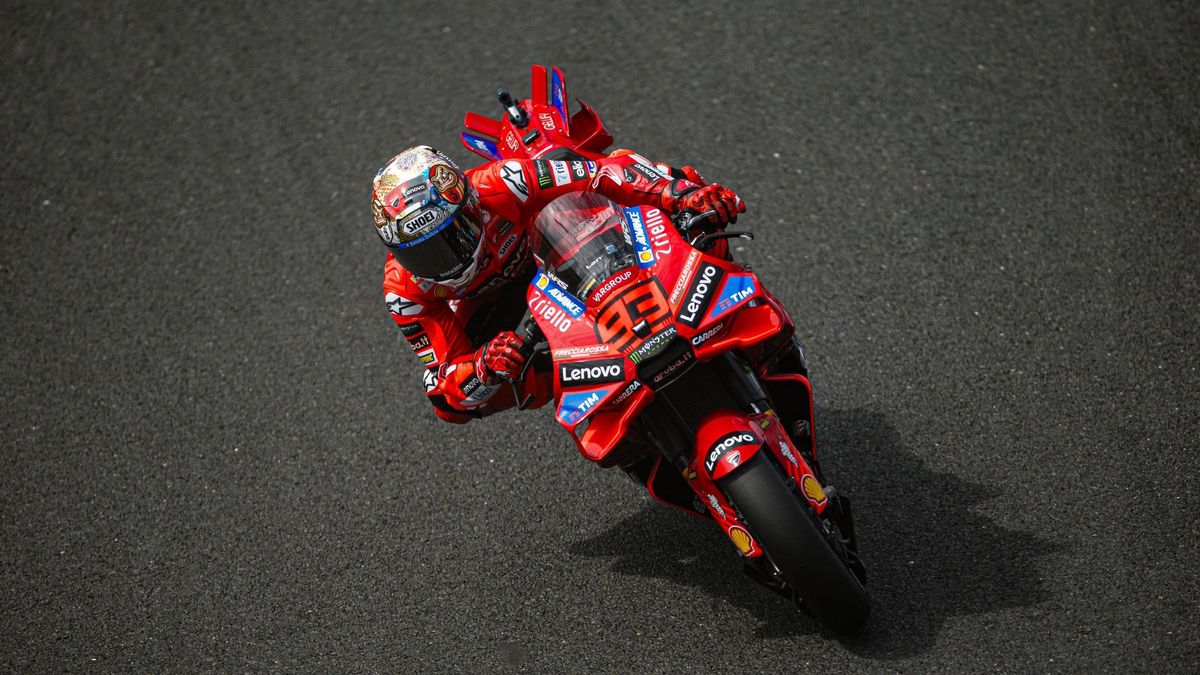 Márquez se asegura (casi) el título corriendo a rebufo de Bagnaia