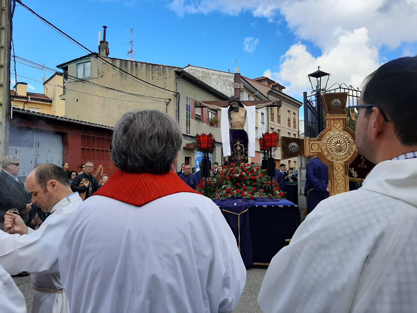 La Pola honra al Cristo de Santa Ana