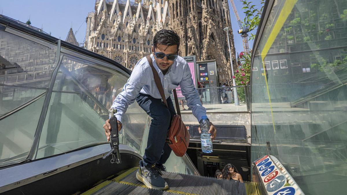 Un ‘selfie’ a l’escala del metro de Sagrada Família.  | MANU MITRU