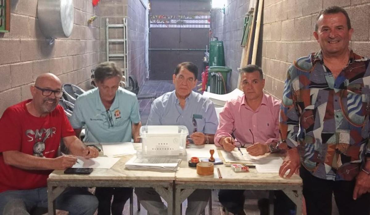 El presidente y el secretario de la mesa electoral, junto a los interventores. A la derecha, el candidato renovador, Jesús Rodríguez.