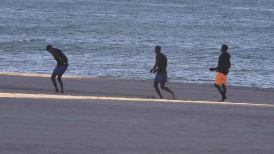 El Gobierno derivó como adultos a 80 menores extranjeros de Canarias, uno de ellos de 15 años