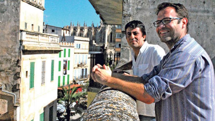 La pareja divisando el panorama sobre la azotea de un edificio del centro de Manacor.