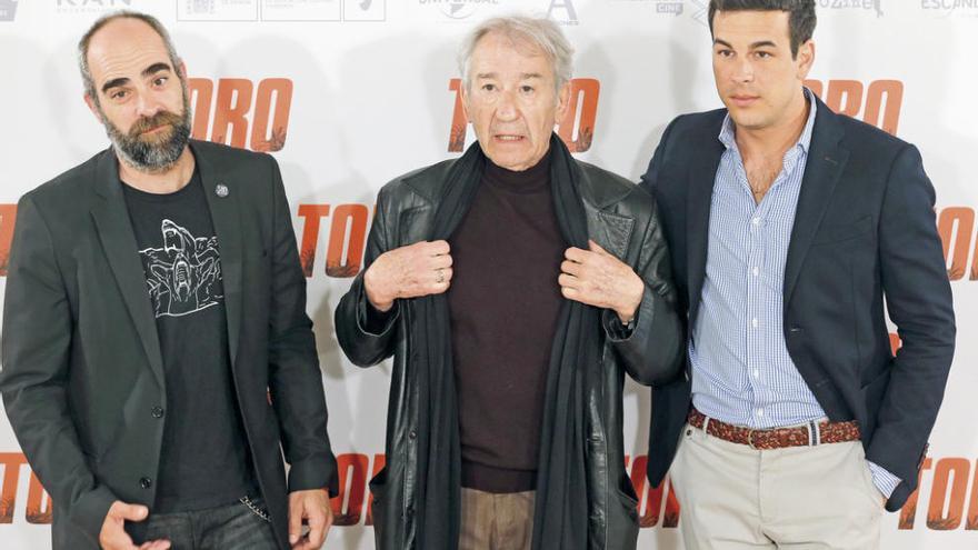 José Sacristán, flanqueado por Luis Tosar (iz.) y Mario Casas, durante la presentación de &quot;Toro&quot; en Madrid. // Ballesteros