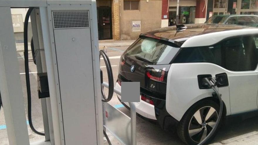 Un coche eléctrico recarga batería.