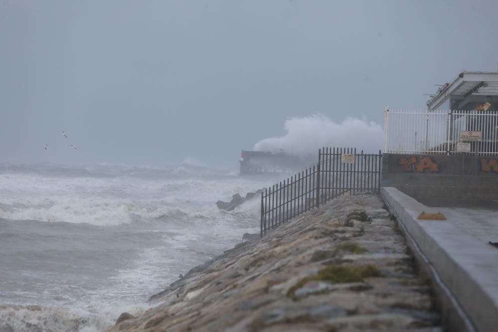 Efectos del temporal en la playa de la Malvarrosa.