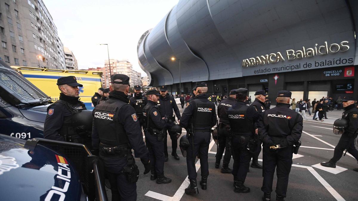 Acompañamos a la Policía Nacional para ver cómo funciona el dispositivo de seguridad en un partido en Balaídos