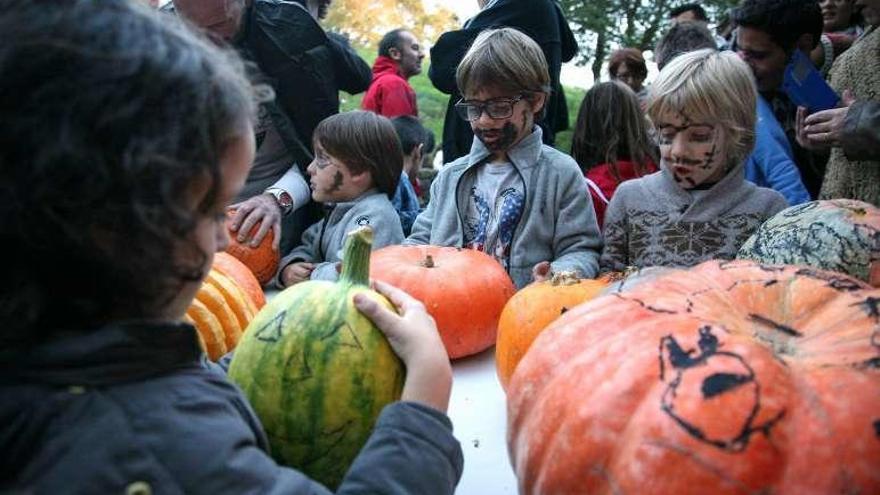 Los más pequeños disfrutaron del taller de calabazas. // Bernabé/Luismy