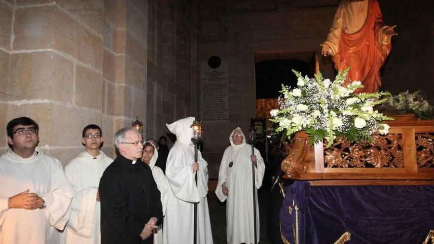 El paso de Jesús Luz y Vida en el atrio de la Catedral, con la presencia del obispo.