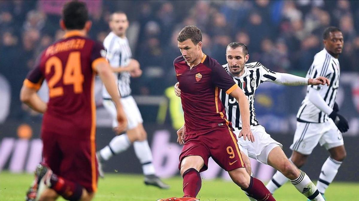 Dzeko se escapa de Chiellini en el último Juventus-Roma
