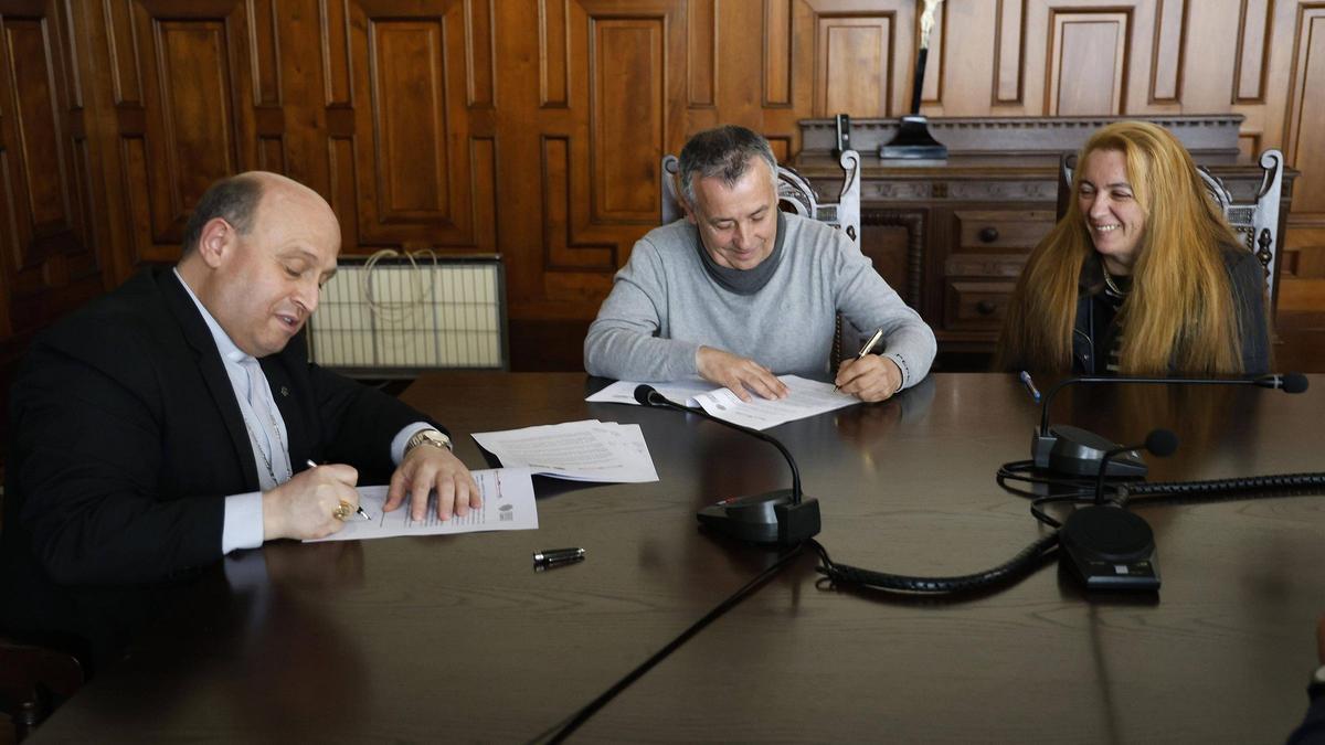 Monseñor Prieto y Enrique Fink firmando el convenio en el Palacio Arzobispal de Santiago en presencia de Carmen María Otero