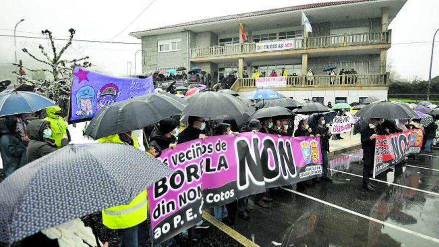 La lluvia no impidió que cientos de personas se concentrasen ante el Concello contra el proyecto de parque eólico. |   // GUSTAVO SANTOS