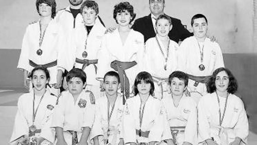 Los alevines del Judo Sanfer, con sus medallas y trofeos. / sanfer